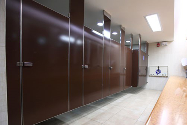 Mamparas para sanitarios públicos